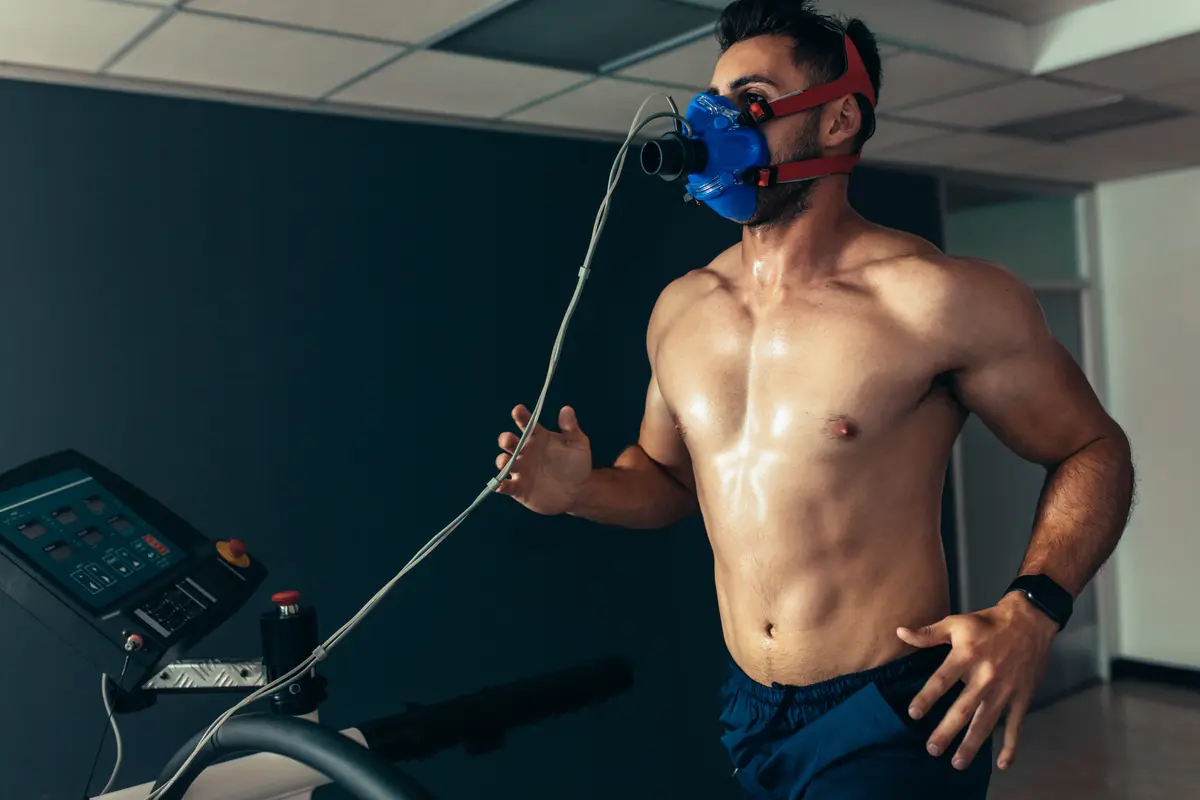 Man doing a fitness test with a breathing mask