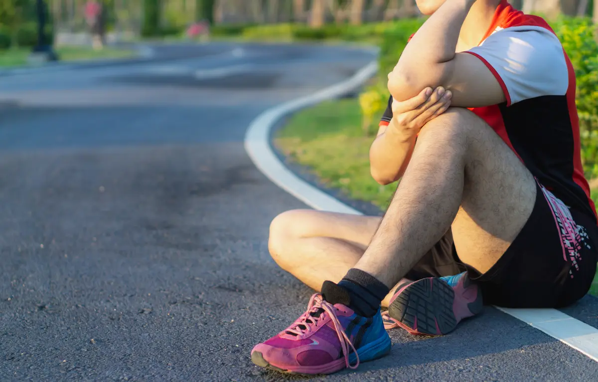 Runner holding a sore knee